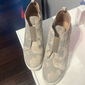 Light worn wedge sneakers